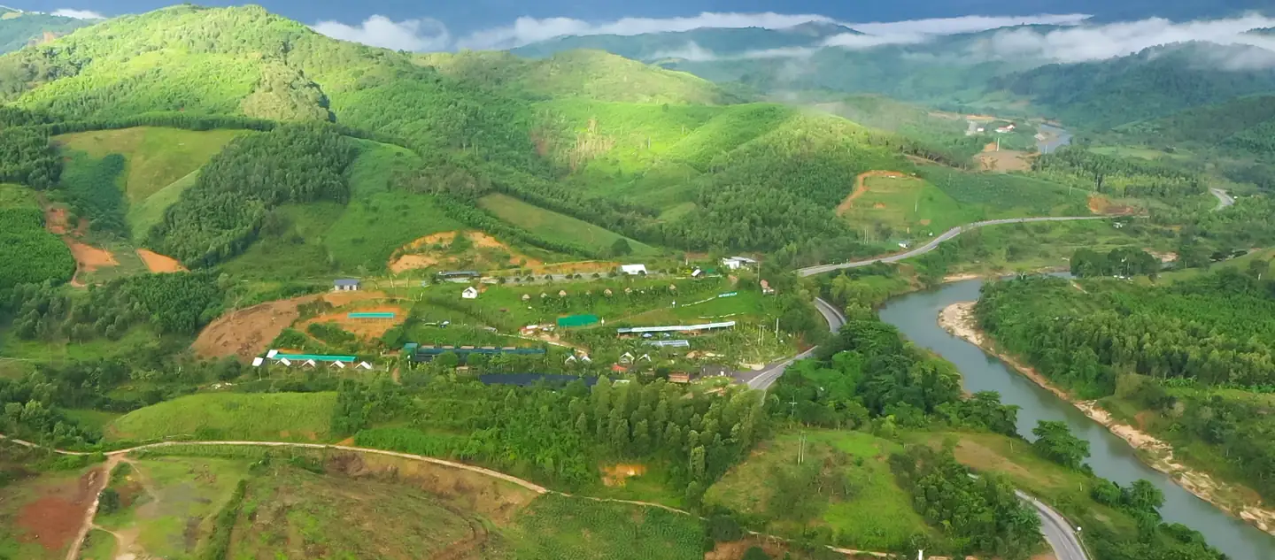 Flycam thung lũng Khánh Vĩnh: sông uốn quanh, làng nằm giữa đồi xanh, mây trên đỉnh núi