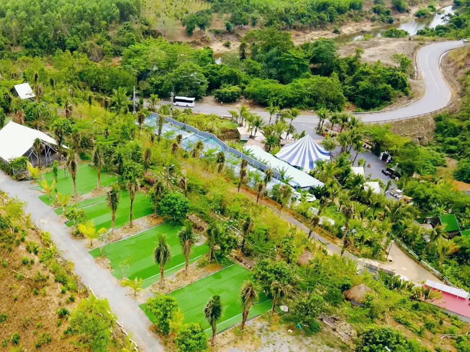 Dãy nền trải cỏ xếp bậc thang dọc đường nội bộ trên đồi