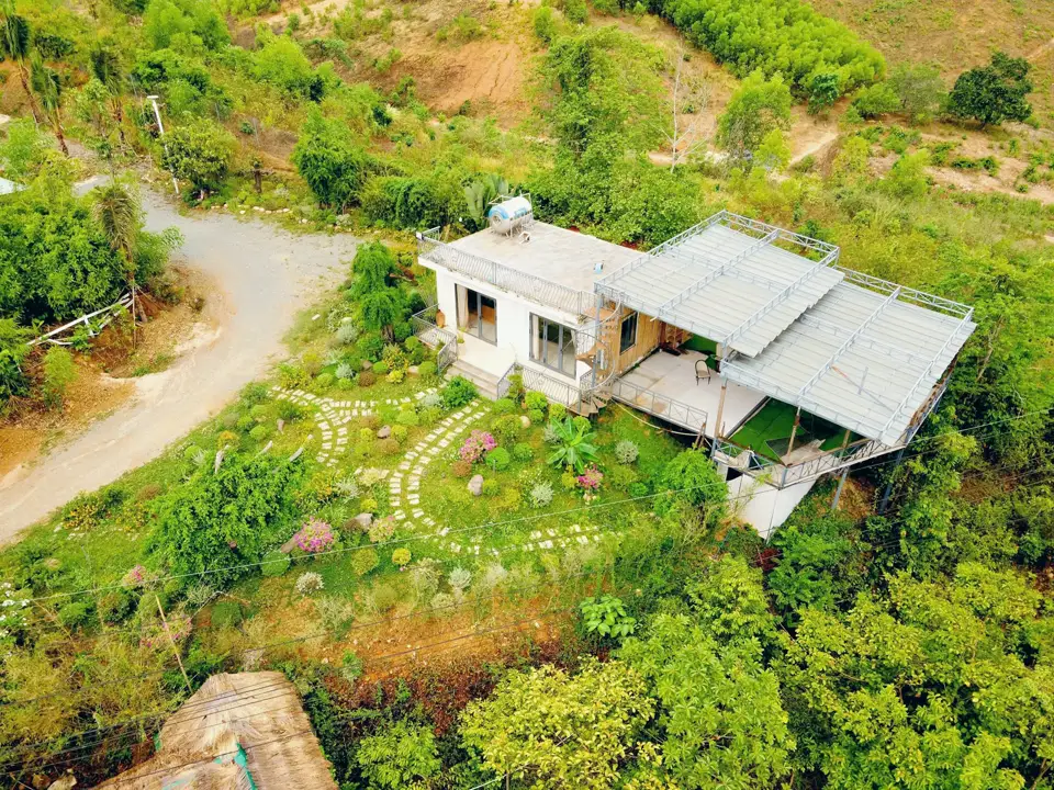 Villa mái bằng có deck vươn ra sườn dốc