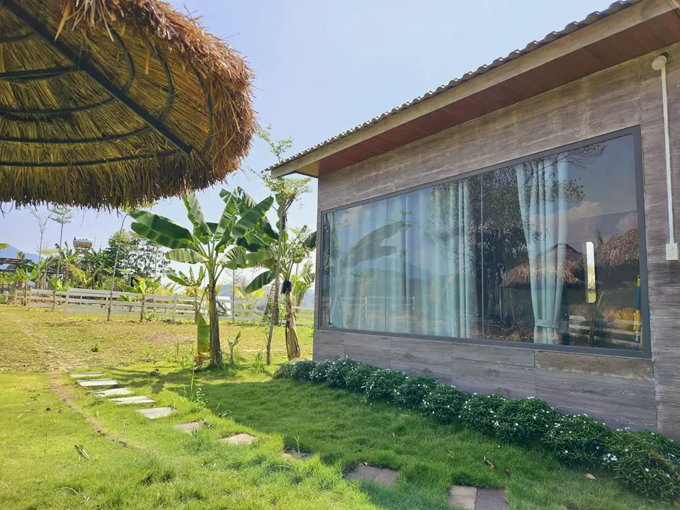 Bungalow kính lớn mái ngói đỏ nâu